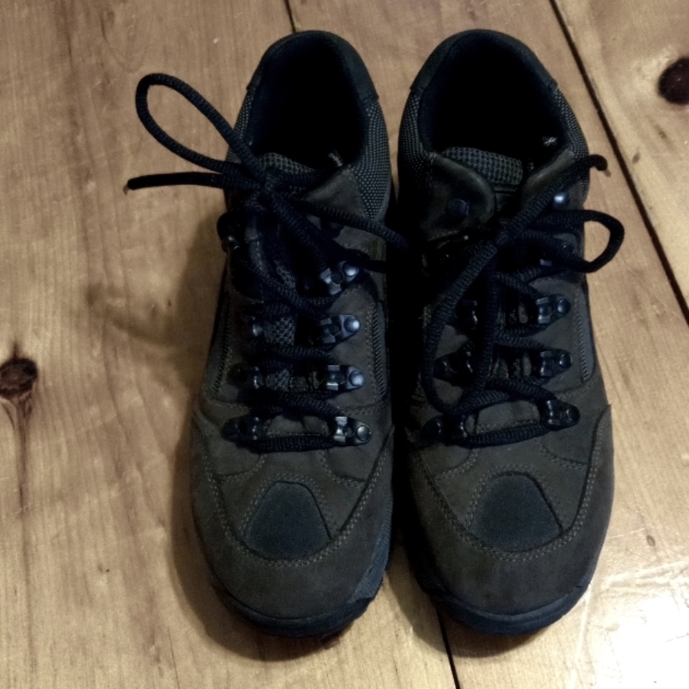 MEN'S BASS TUMBLE Hiking Boots Size 8M.